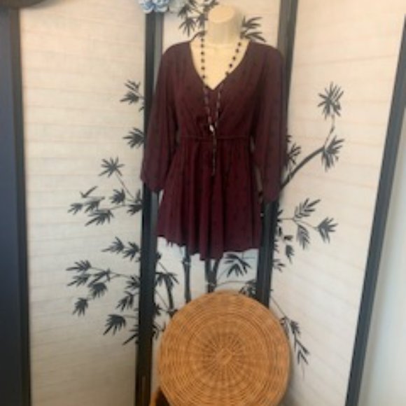 π₯π€π Get Noticed in Style! ππ€π₯ Adorable Burgundy Torrid Top size 1X - Picture 2 of 12